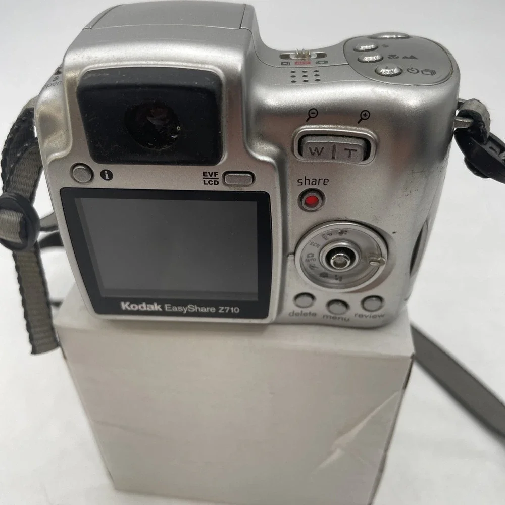 Kodak  EasyShare Z710 Digital Camera 7.1 MP 10X Zoom W/Video+Battery+Memory Card